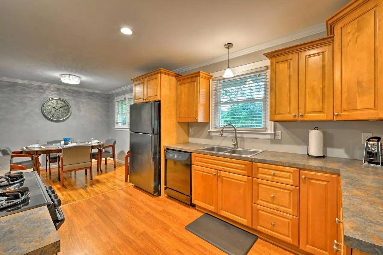 Charlotte Area Home With Patio - 6 Miles To Downtown Feriehus