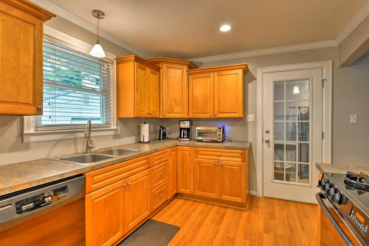Charlotte Area Home With Patio - 6 Miles To Downtown